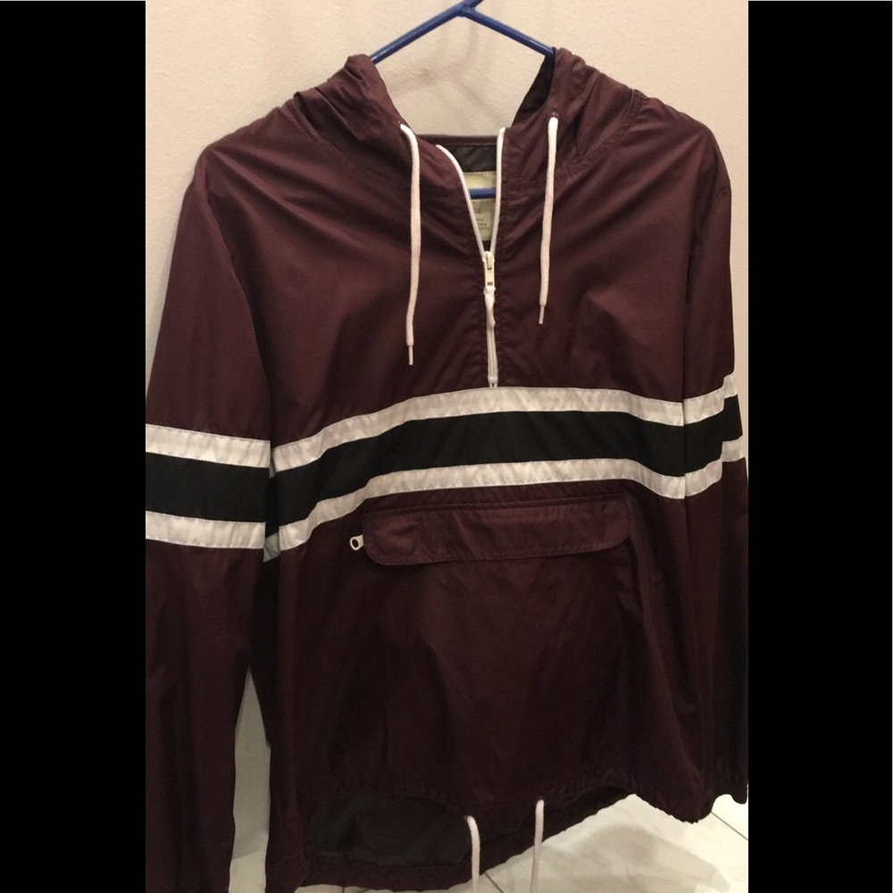 Light windbreaker w/ drawstrings and front pocket